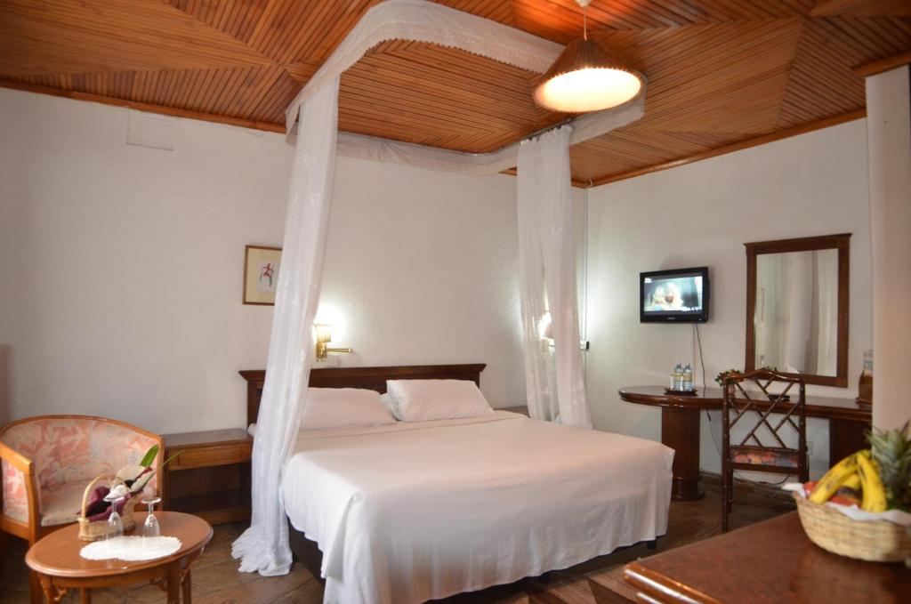 Jacaranda lake Elementaita Lodge image 4